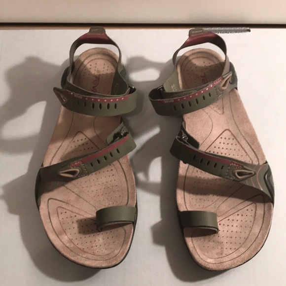 teva sandals size 7